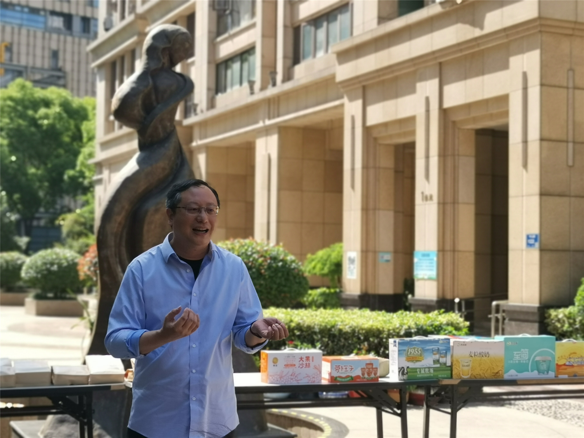 1622011075918974.jpg 5.22苏豪传媒党支部“我为群众办实事”社区志愿服务活动照片-1_副本.jpg